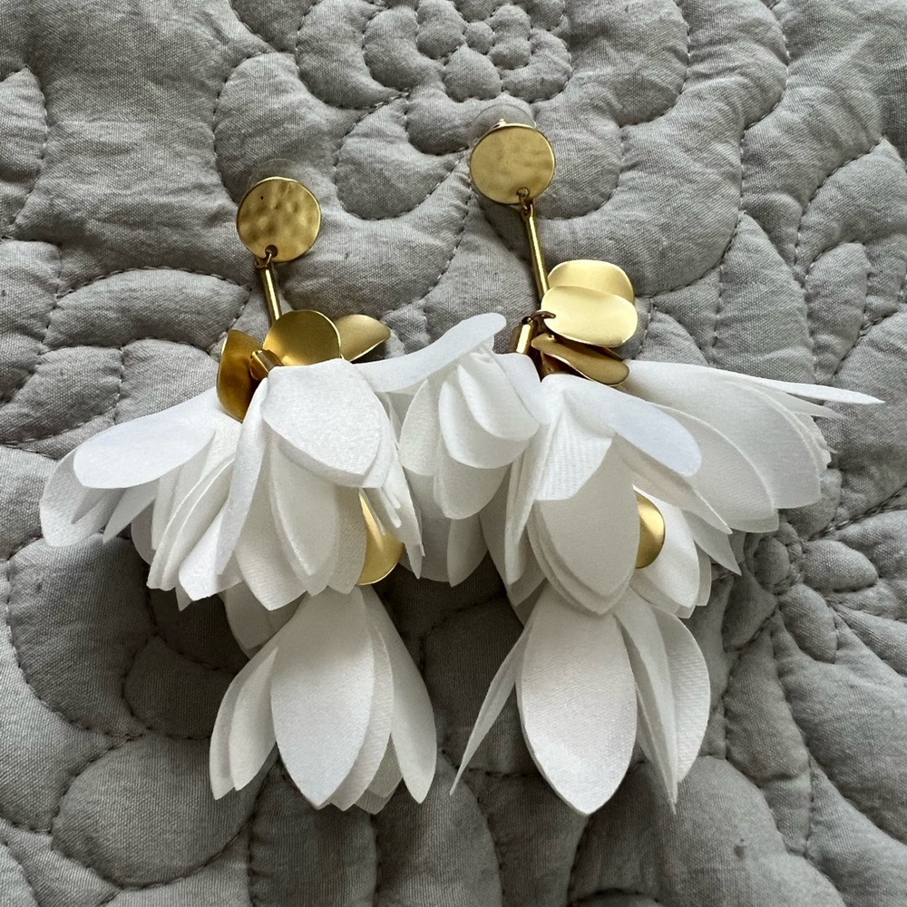White-gold earrings